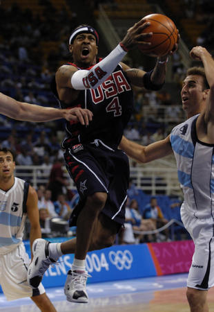 慕尼黑1860主席曾抱怨海纳未认出自己，拜仁球迷拉横幅回怼（慕尼黑1860主席称海纳未认出自己，拜仁球迷举横幅回击）