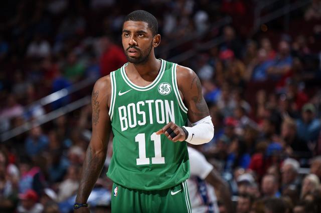 阿隆索驾车离开伯纳乌获皇马球迷力挺：耐心点，我们信任你！（伯纳乌外，皇马球迷为阿隆索打气：耐心点，我们相信你！）