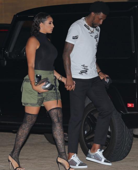 上海申花客场对阵广岛三箭，虽0-2落败，但有望晋级，展现顽强斗志，助力海港复仇。（申花客场0-2负广岛三箭 仍存晋级曙光，顽强斗志助力海港复仇）