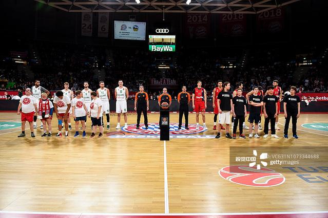 太疼了，萨勒马克尔斯被对手踩中后在地上抽动（萨勒马克尔斯遭对手踩踏后痛苦倒地抽搐）