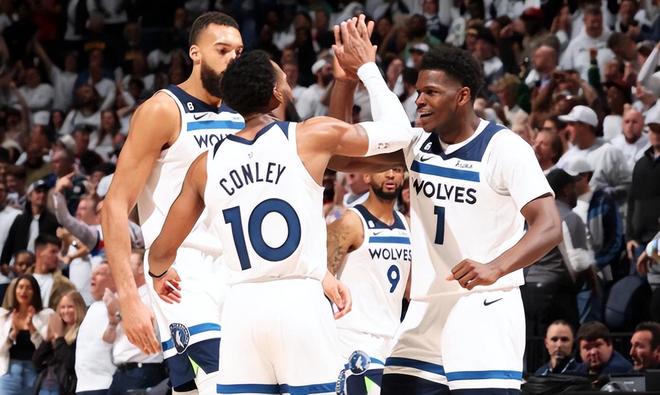 官方：重庆铜梁龙主帅张外龙离任；本赛季他率队冲超成功（重庆铜梁龙官宣主帅张外龙离任，本季带队成功冲超）